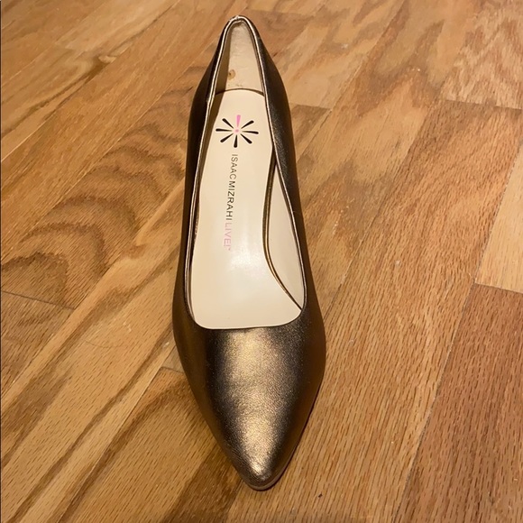 Isaac Mizrahi Live Jamie Gold Metallic Pumps - Picture 3 of 16
